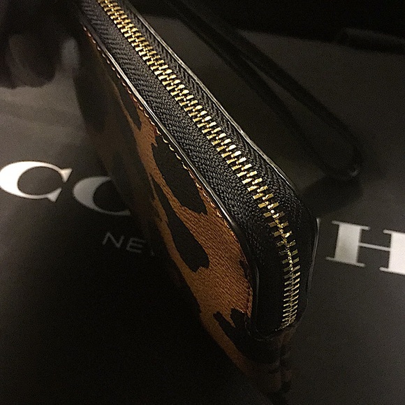 COACH - ZIP WRISTLET WITH LEOPARD PRINT (NWT) - Picture 7 of 13